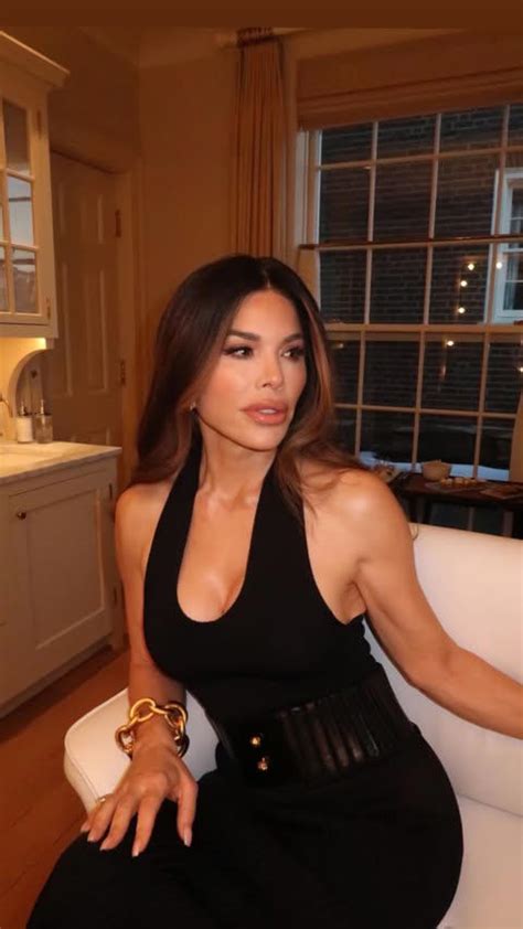 Peekaboo Bra Trend: Lauren Sanchez